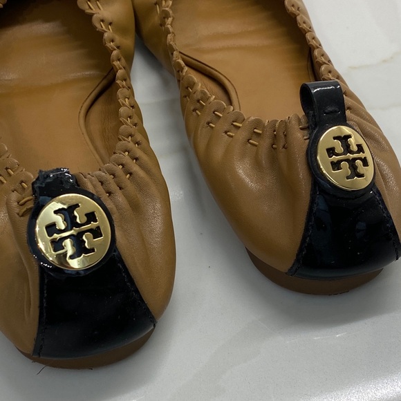 TORY BURCH ABBEY LEATHER/PATTEN SIZE 6 FLATS - Picture 9 of 10
